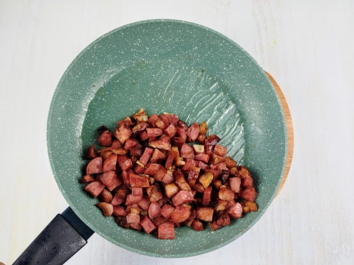 retirada de parte da gordura da calabresa e bacon.