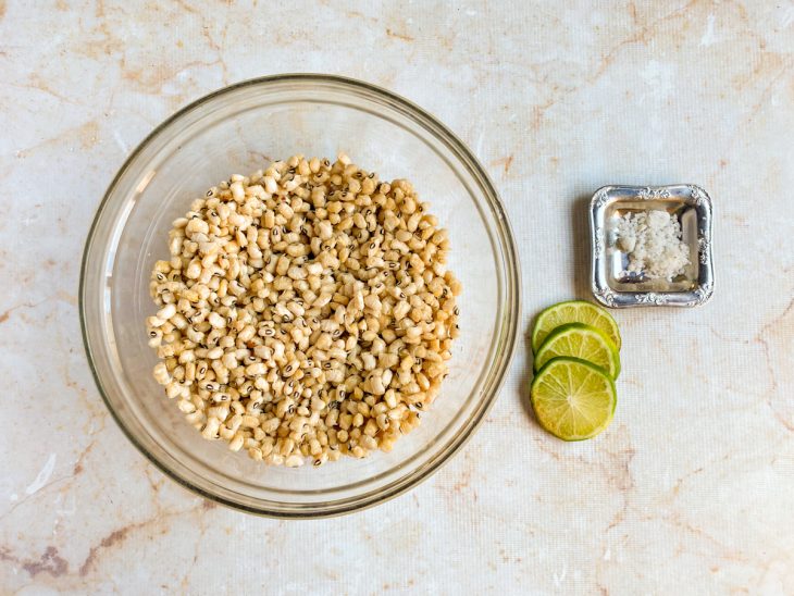 Ingredientes separados sobre a bancada.