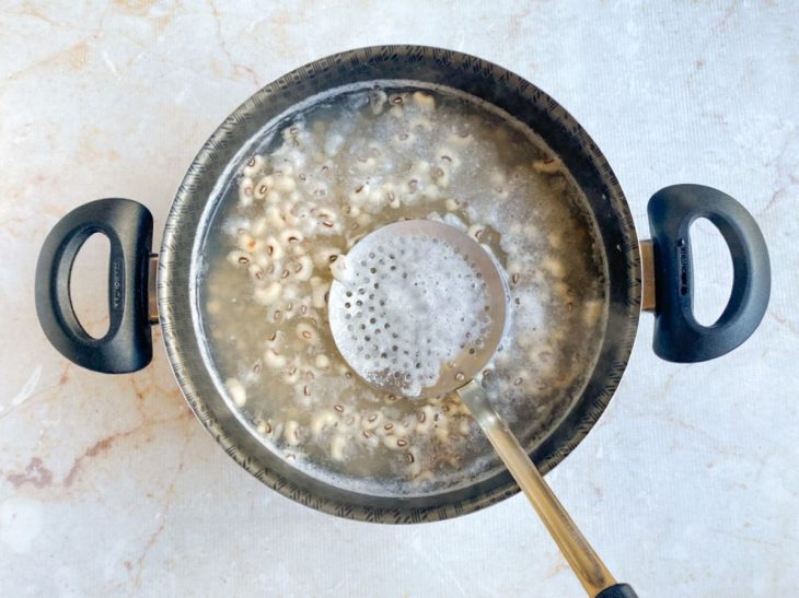 Feijão-fradinho cozinhando em fogo alto.