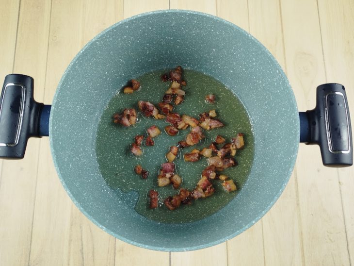 Bacon frito em uma panela.