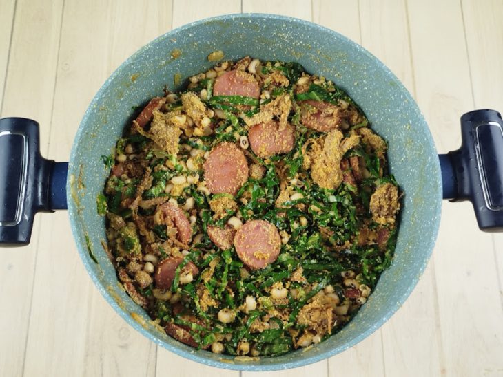 Farinha de mandioca adicionada na panela.
