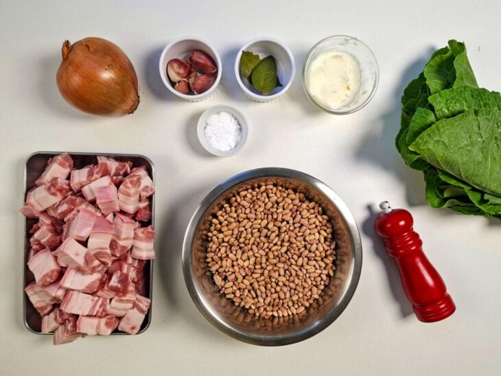 Ingredientes reunidos na bancada.