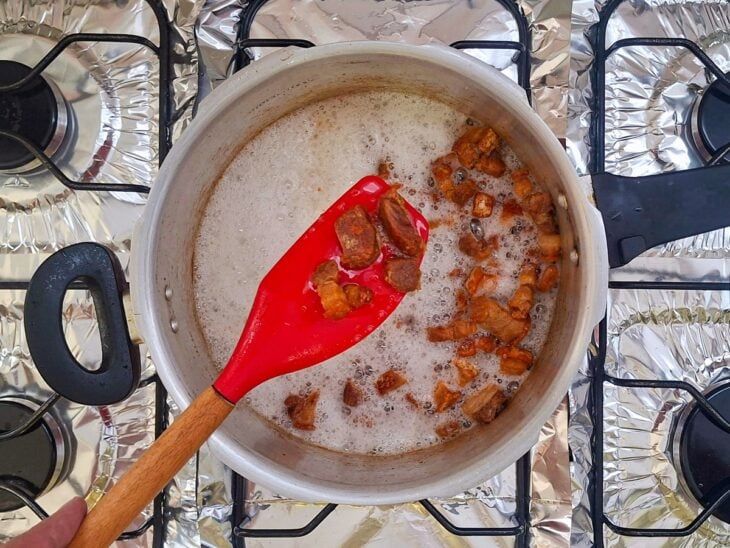 Panceta frita e com tamanho reduzido.