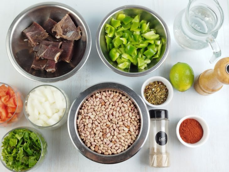 Ingredientes reunidos para o preparo da receita.
