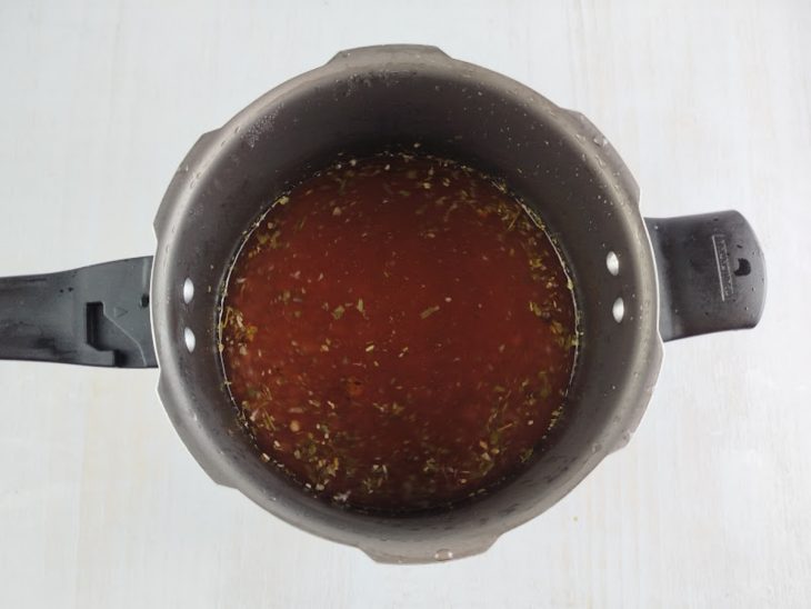 Temperos adicionados na panela.