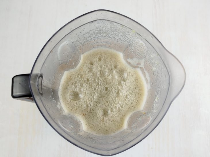 Ingredientes batidos no liquidificador.