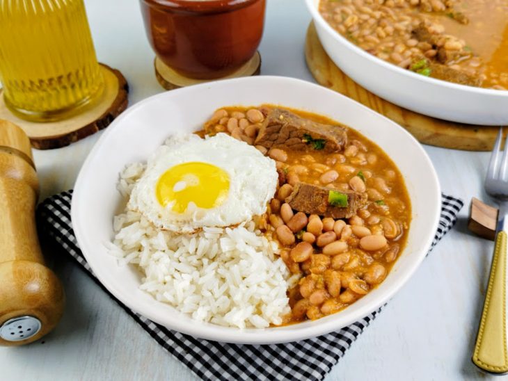 Feijão mulatinho servido com arroz e ovo frito.