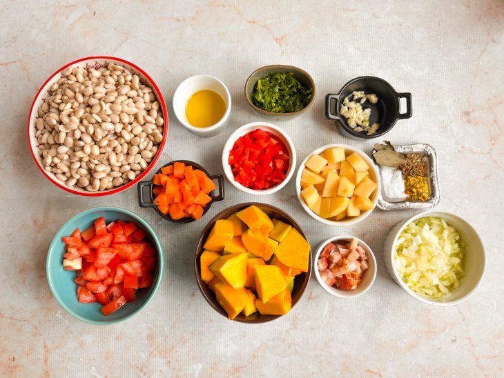 Ingredientes separados e picados na bancada.