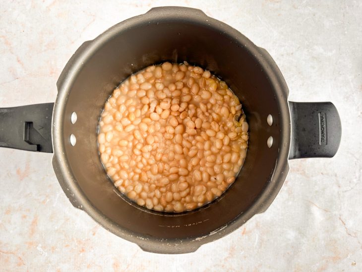 Panela de pressão com o feijão cozinhando.