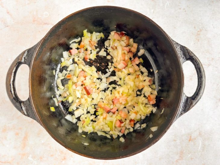 Alho e cebola sendo refogados na panela.