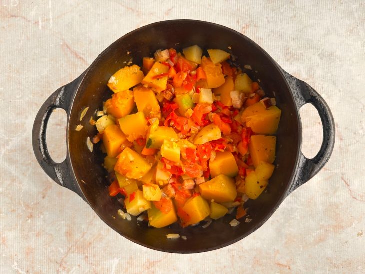 Legumes cozinhando na panela.