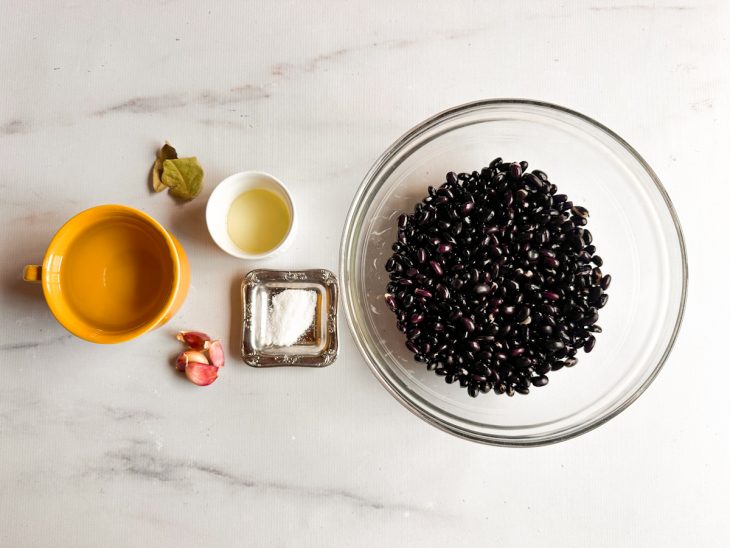 Ingredientes reunidos na bancada.