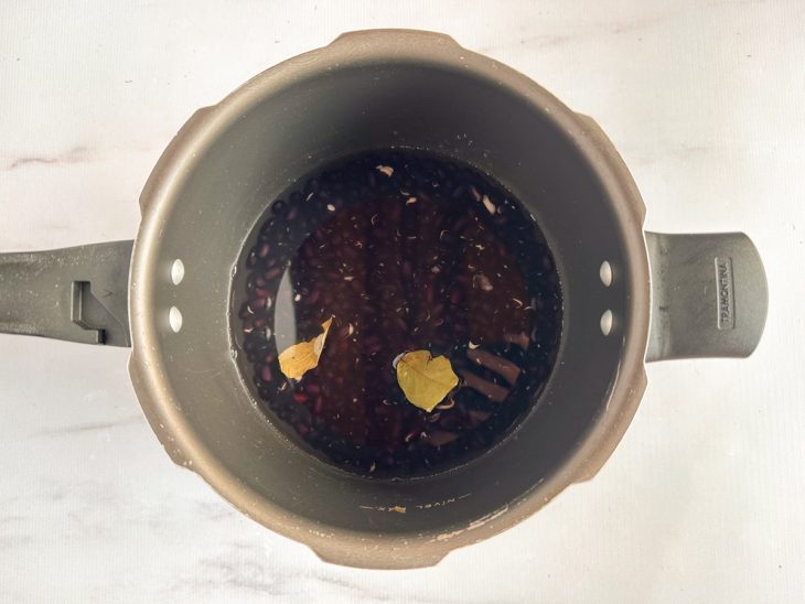 Feijão na panela de pressão.