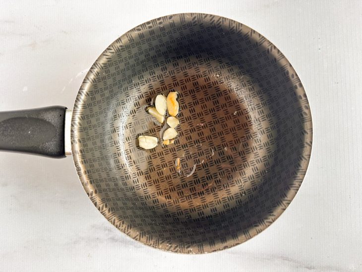 Em outra panela, o alho e o óleo.