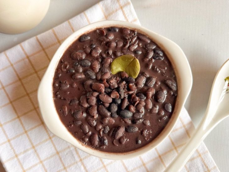 Feijão pronto, transferido para tigela.