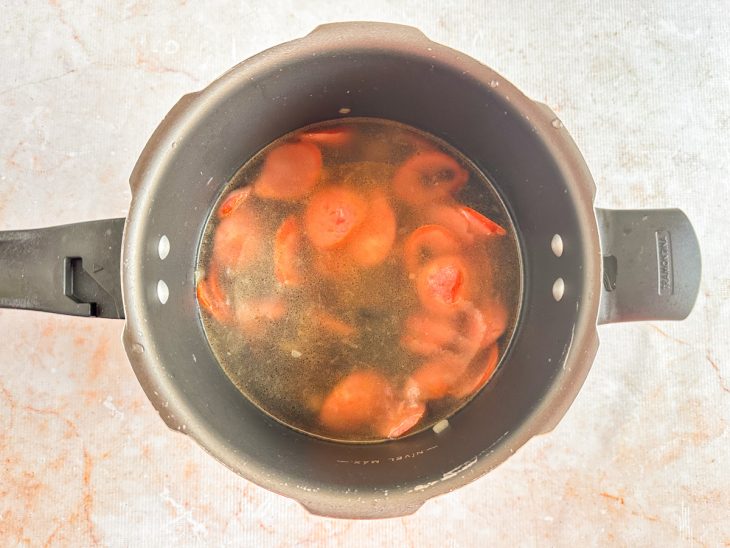 Feijão adicionado na panela.