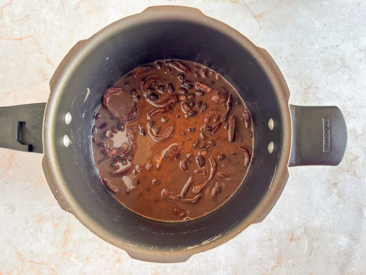 Panela aberta após o tempo de cocção.