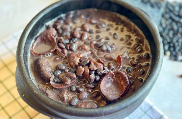 Feijão preto com calabresa