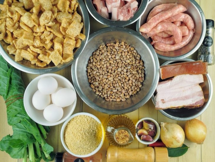 ingredientes para feijão tropeiro organizados.