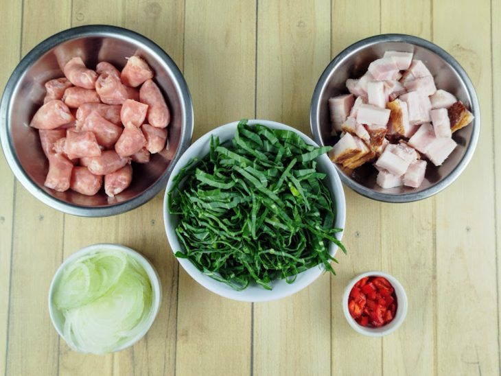 ingredientes para refogado do feijão tropeiro.