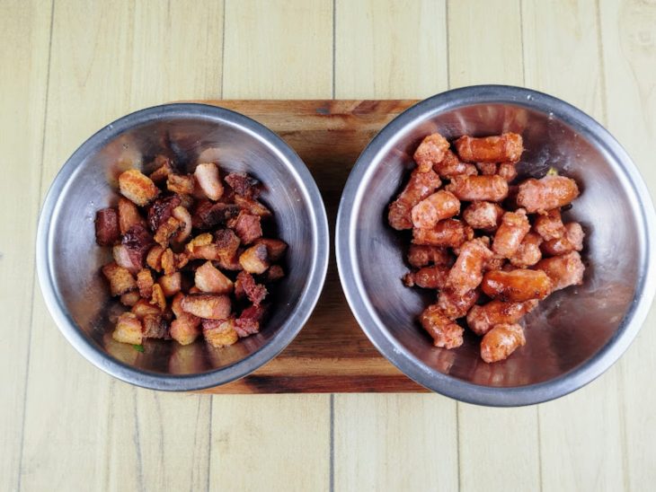 bacon e linguiça fininha fritos.