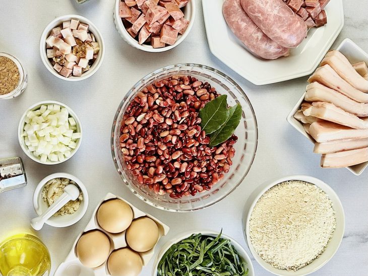 ingredientes paraq preparo de feijão tropeiro separados e organizados.