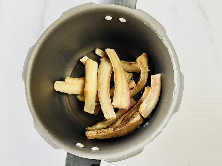 toucinho frito novamente para ficar crocante.
