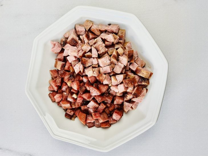 linguiça, calabres a e bacon fritos.