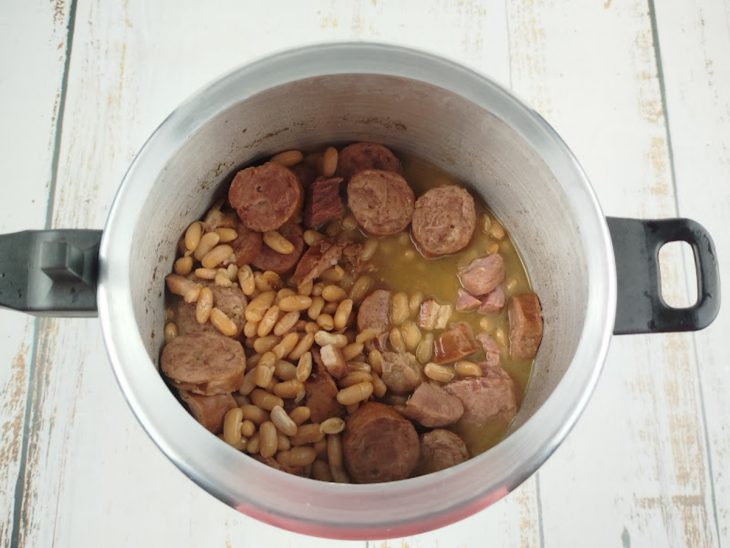 Feijoada cozinhando na pressão com todos os ingredientes acomodados.