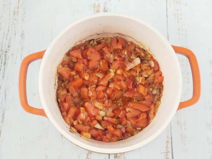 Tomate sendo refogado até ficar bem murcho e aromático.