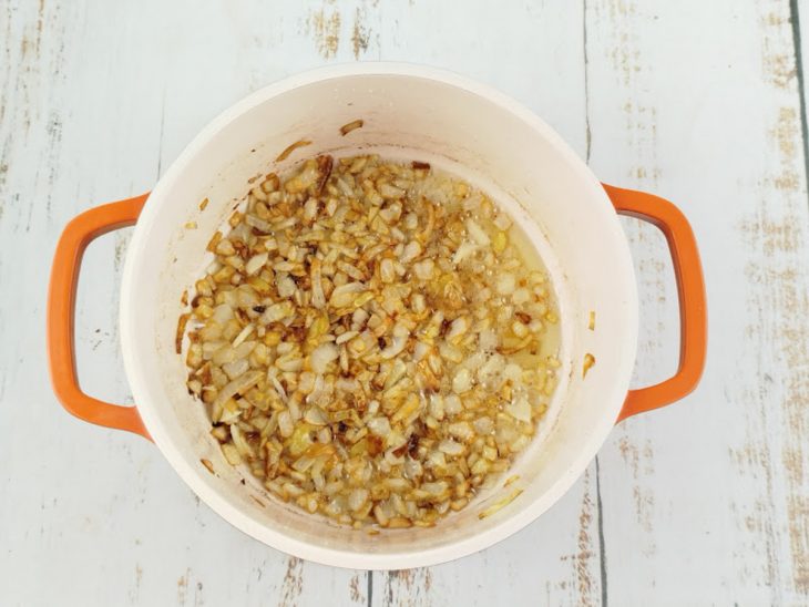 Cebola e alho dourando em outra panela para o refogado.