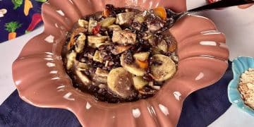 Um recipiente contendo feijoada vegana.