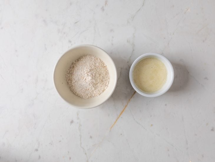 Recipientes com farinha integral e suco de abacaxi.