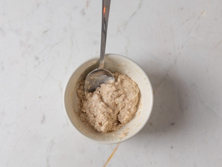 Recipiente com a mistura de suco e farinha.