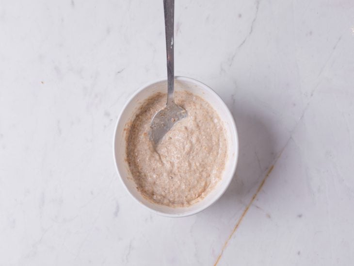 Pote com o fermento alimentado com mais farinha e suco.