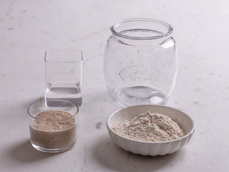 Pote limpo, recipientes com farinha, água e fermento.