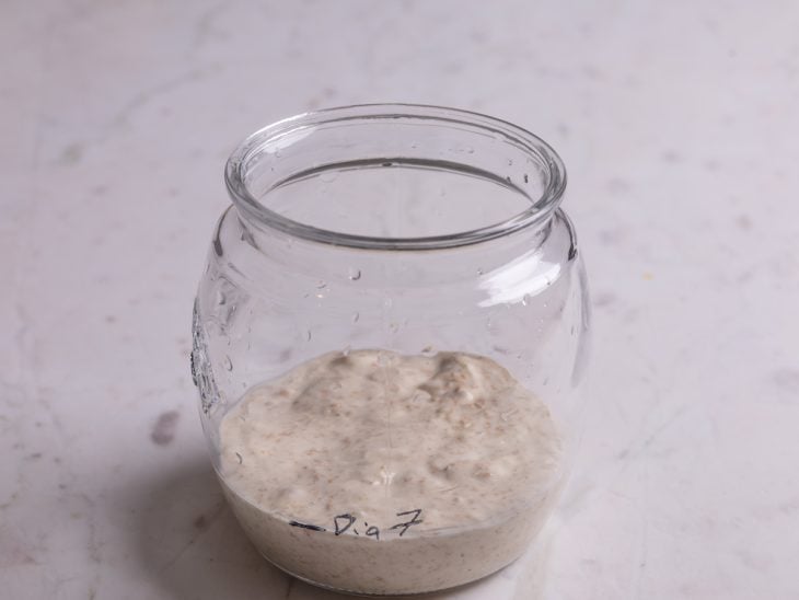 Pote com fermento natural levain.
