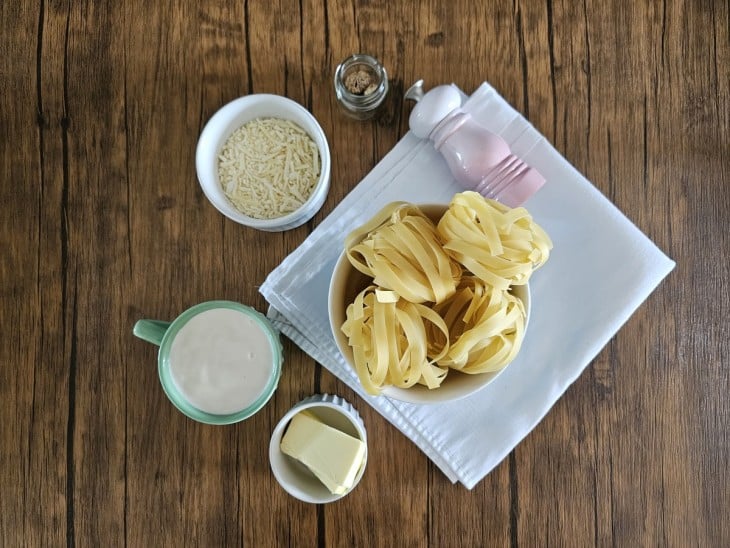 Uma bancada com os ingredientes separados.