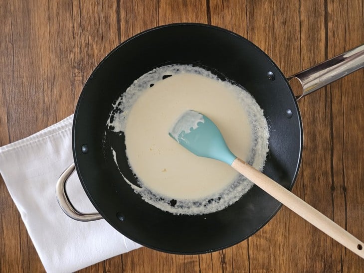 Uma panela com um molho branco.