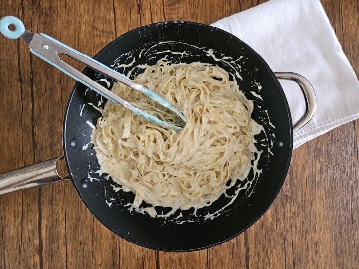 Uma panela contendo fettuccine alfredo.