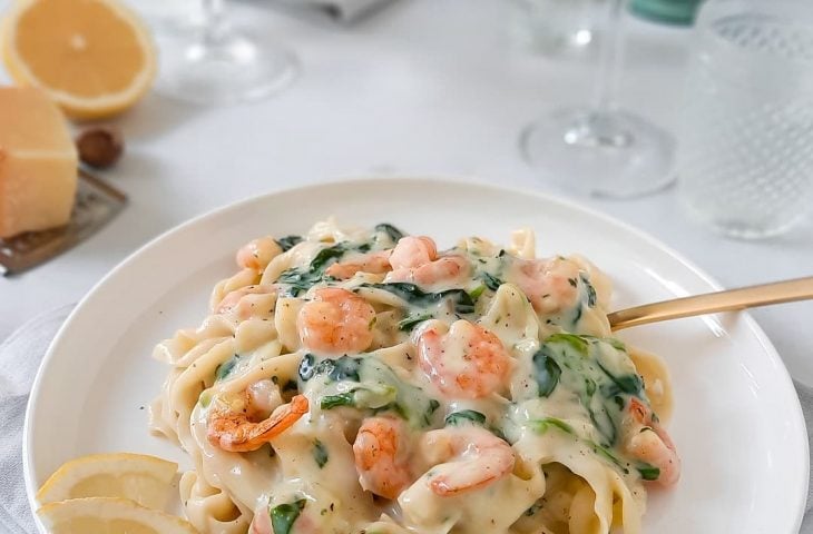 Fettuccine ao creme de espinafre e camarões