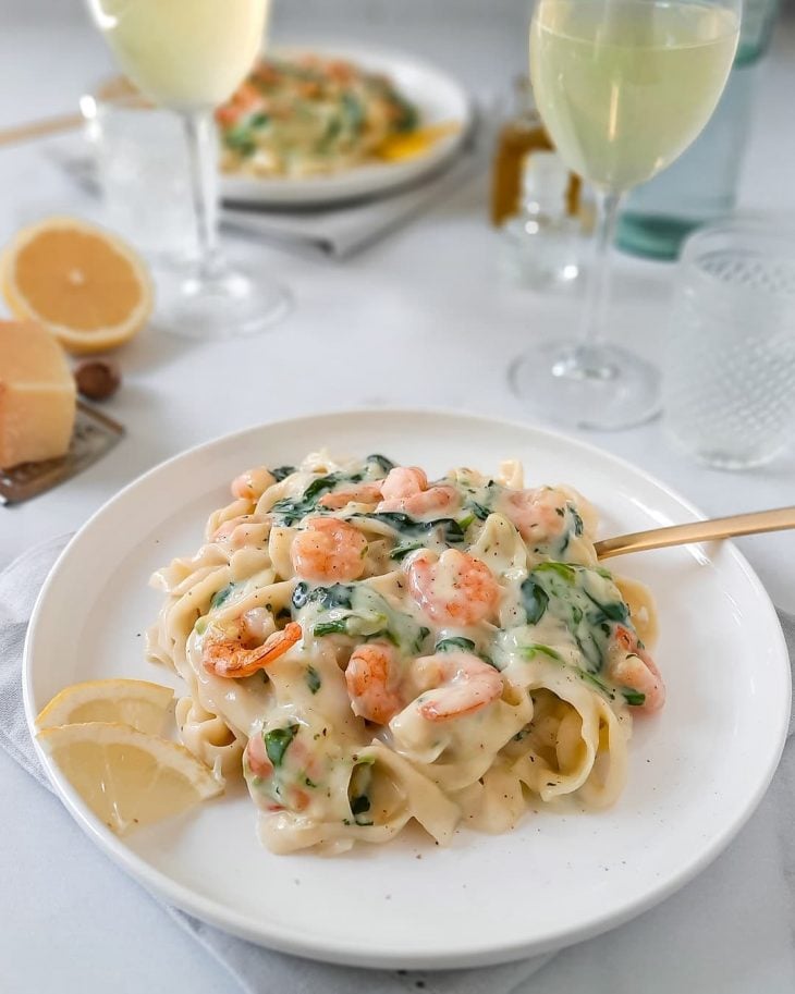 Fettuccine ao creme de espinafre e camarões