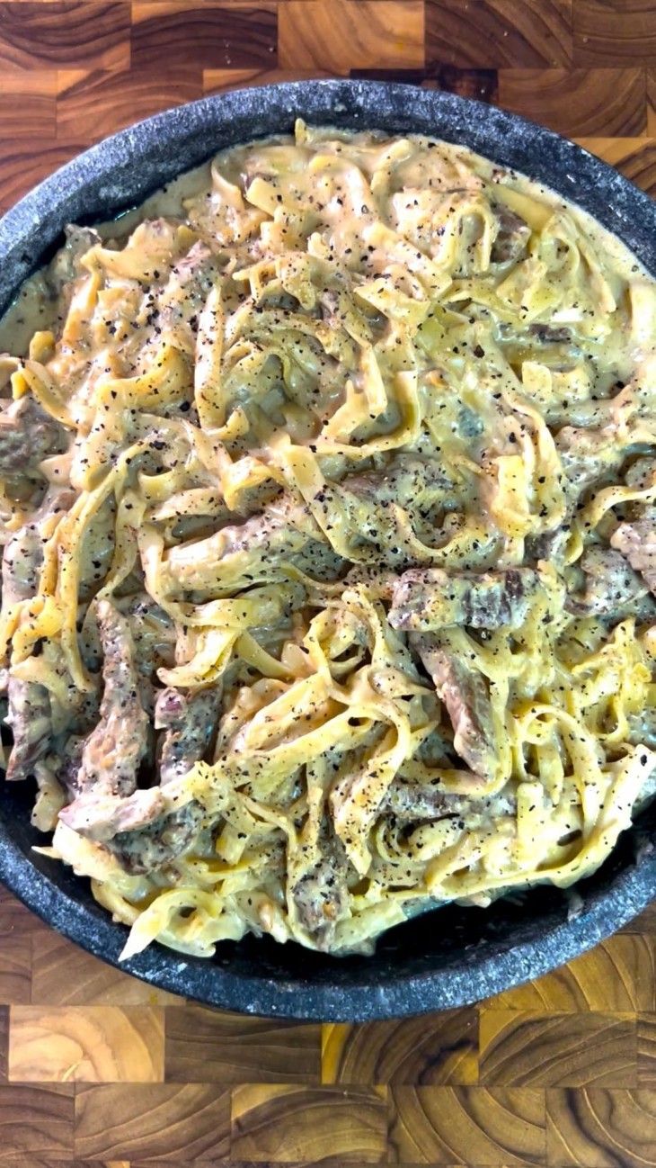 Fettuccine ao molho de gorgonzola e mignon