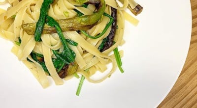 Fettuccine com aspargos e rucula