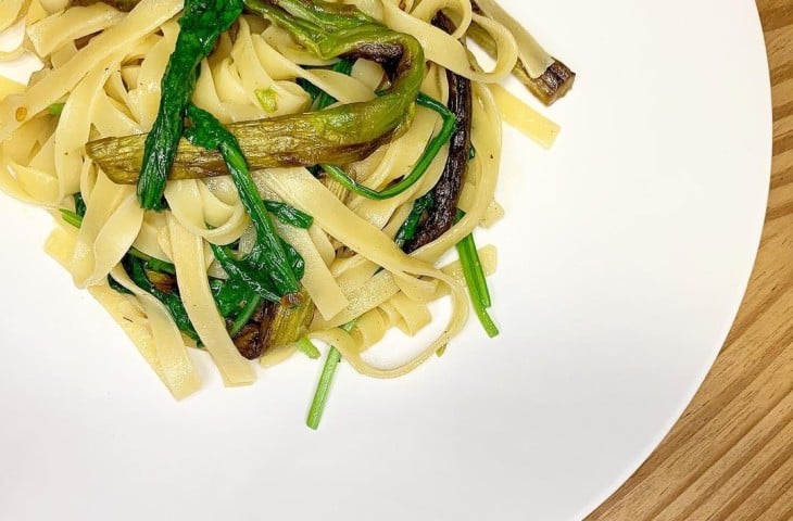 Fettuccine com aspargos e rucula