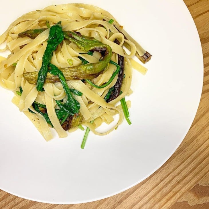 Fettuccine com aspargos e rucula