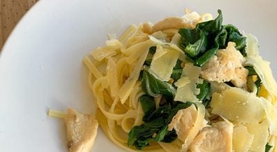 Fettuccine com frango, espinafre e lascas de parmesão