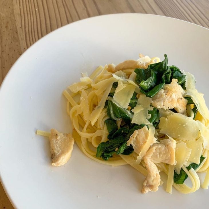 Fettuccine com frango, espinafre e lascas de parmesão