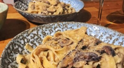 Fettuccine com molho de cogumelos vegano