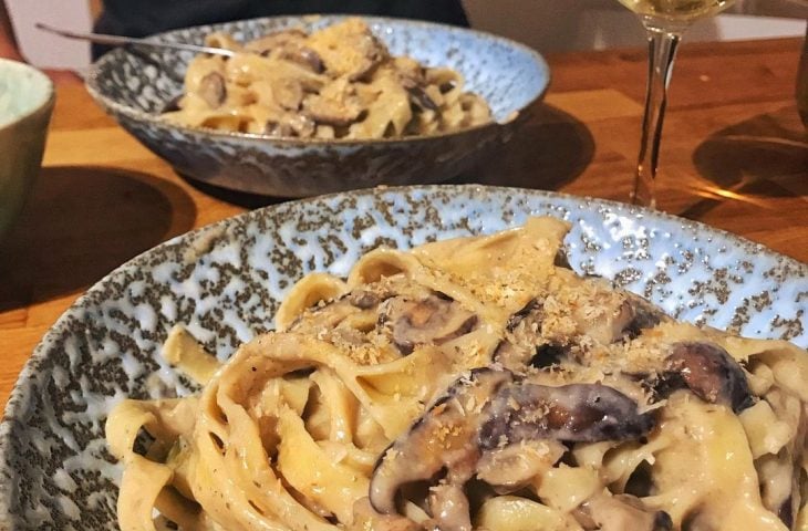 Fettuccine com molho de cogumelos vegano